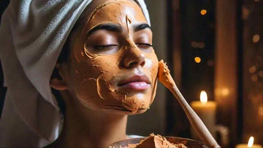 चंदन और गुलाबजल का फ़ेस मास्क लगाए